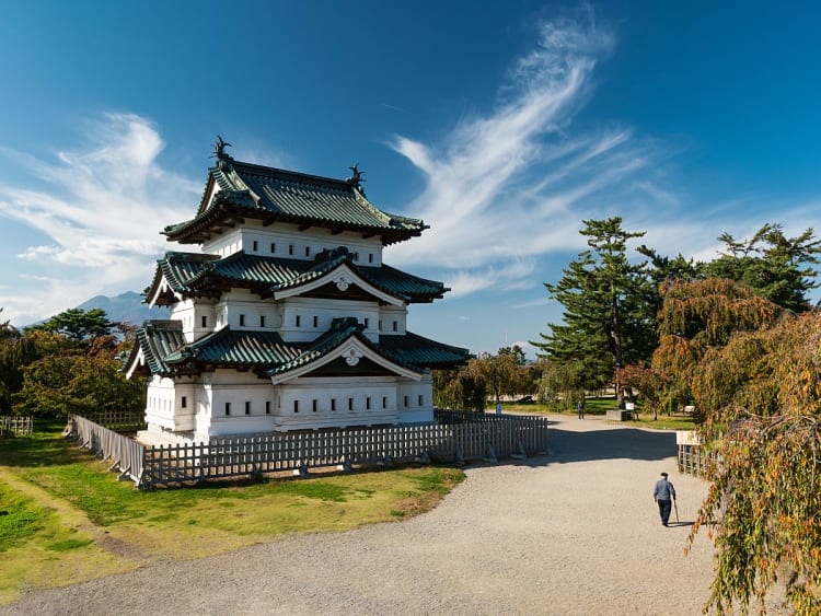 Aomori, Japan &ndash; Wei&szlig;e Hirosaki-Burg mit gr&uuml;nem Dach im weitl&auml;ufigen Park