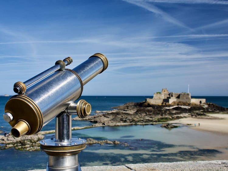 Saint-Malo, Frankreich &ndash; Fernrohr mit Blick auf Fort National am Strand