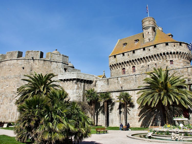 Saint-Malo, Frankreich &ndash; Mittelalterliche Festung vor blauem Himmel und Palmen