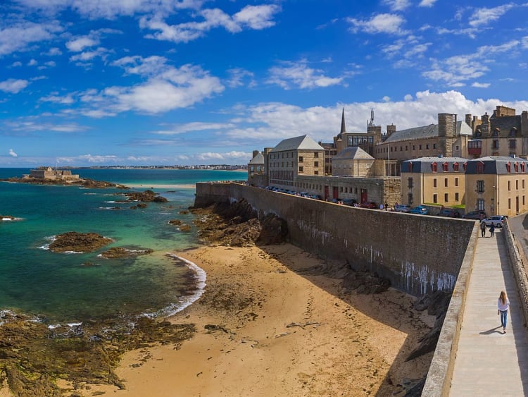 Saint-Malo, Frankreich &ndash; Stadtmauer und Altstadt am t&uuml;rkisblauen Meer