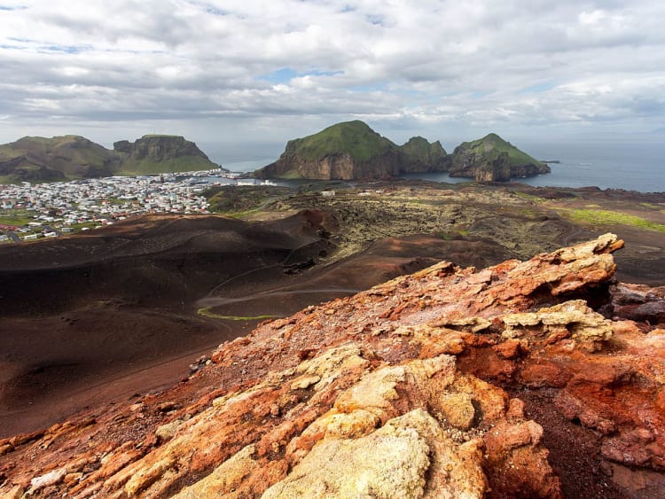 Heim&aelig;y, Island &ndash; Blick vom Vulkangestein auf Stadt und Meeresk&uuml;ste