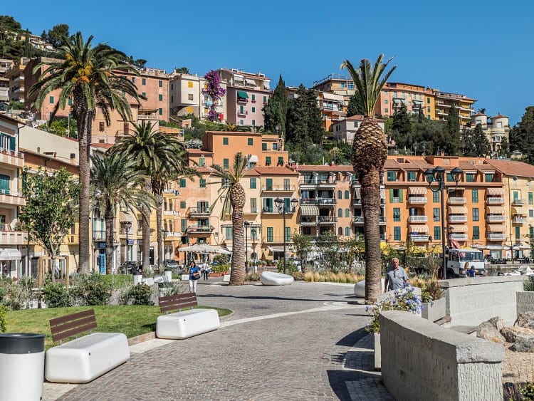 Porto Santo Stefano, Italien &ndash; Fu&szlig;g&auml;ngerzone am Hafen mit Palmen und Sitzb&auml;nken