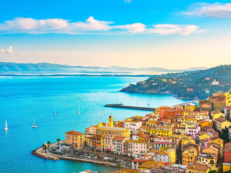 Porto Santo Stefano, Italien &ndash; Blick auf Altstadt am Meer mit Hafenmole und Segelbooten