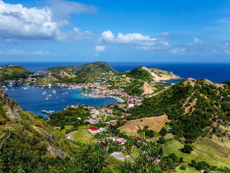 &Icirc;les des Saintes, Guadeloupe &ndash; Blick auf Inselhafen mit bunten H&auml;usern und tiefblauem Meer