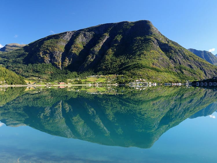 Skjolden, Norwegen - Majest&auml;tischer Berg spiegelt sich im stillen Fjord