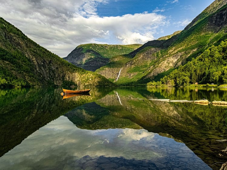 Skjolden, Norwegen - Ruhiger Fjord mit Boot und Bergreflexion