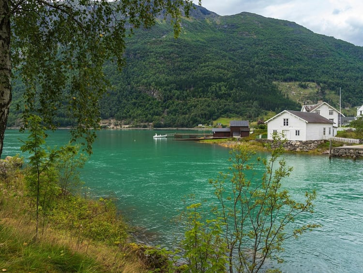 Skjolden, Norwegen - Wei&szlig;e Holzh&auml;user am smaragdgr&uuml;nen Fjord