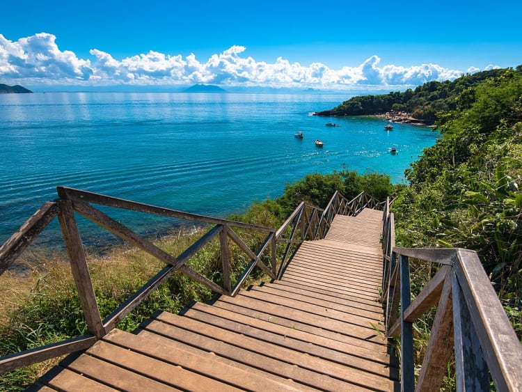 &uacute;zios, Brasilien &ndash; Holzsteg schl&auml;ngelt sich zur Bucht