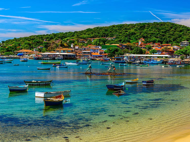 B&uacute;zios, Brasilien &ndash; Fischerboote im klaren Wasser vor gr&uuml;nem H&uuml;gelpanorama