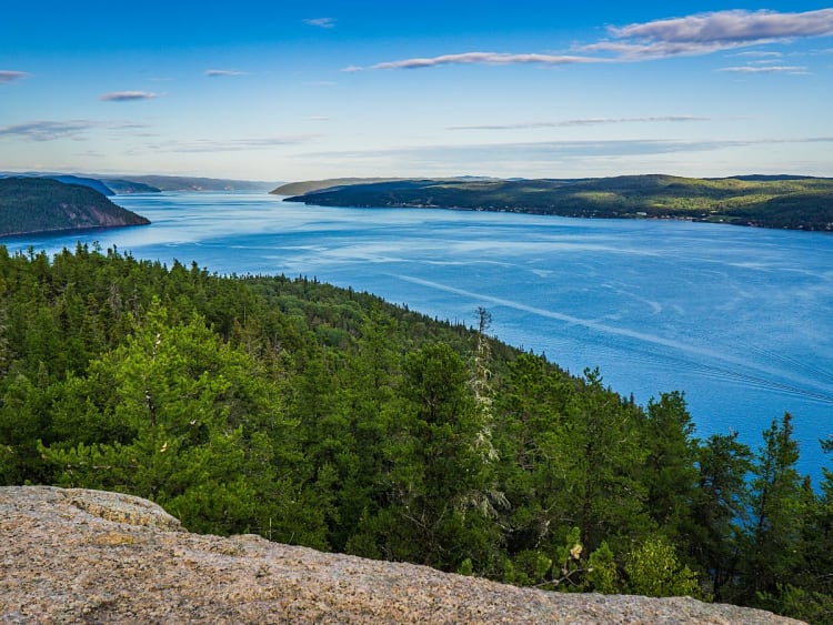 Saguenay, Kanada &ndash; Blick vom Felsen auf Wald und ruhiges Fjordwasser