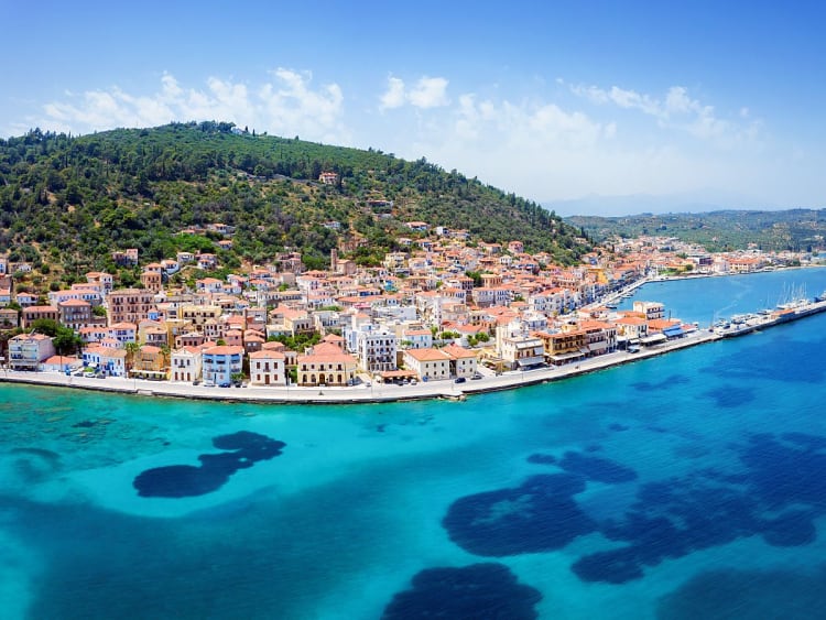 Gythio, Griechenland &ndash; Bunte H&auml;userzeilen am klaren Wasser des Lakonischen Golfs