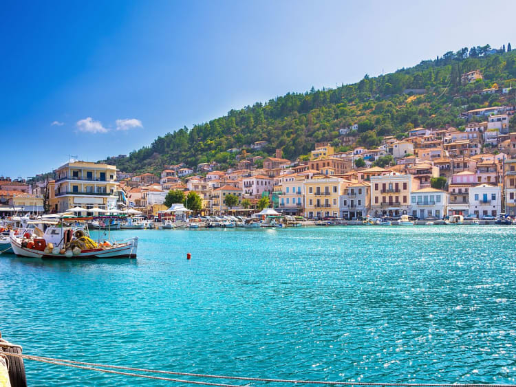 Gythio, Griechenland &ndash; Hafen mit Booten und Blick auf die Altstadt am Hang