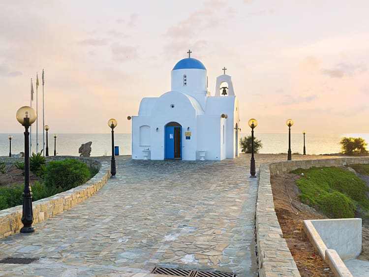 Agios Nikolaos, Griechenland &ndash; Wei&szlig;e Kapelle mit blauem Kuppeldach am Meer