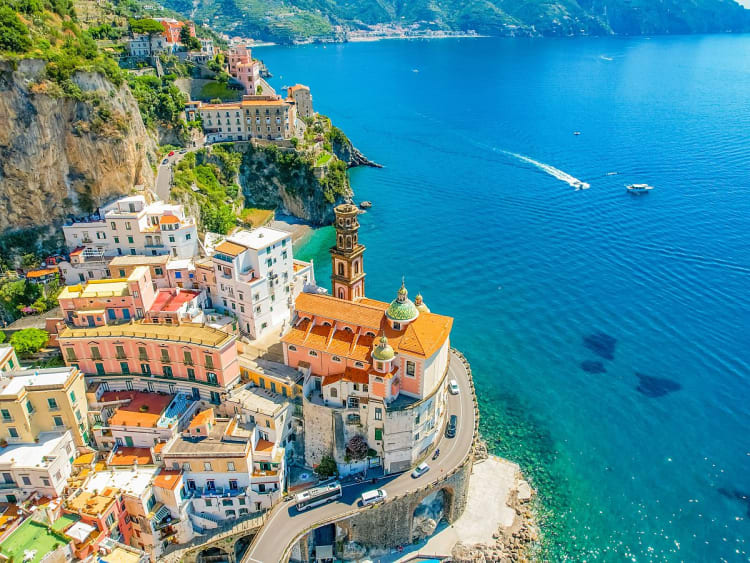 Amalfi, Italien &ndash; K&uuml;stenort mit markanter Kirche direkt am t&uuml;rkisfarbenen Meer