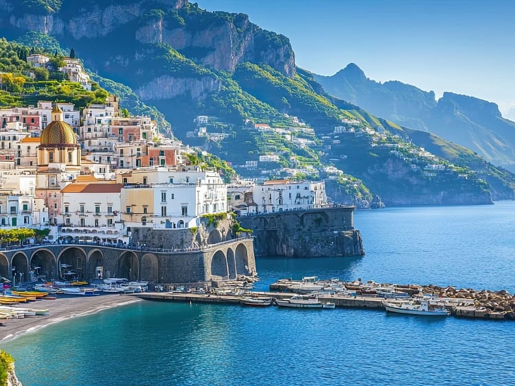 Amalfi, Italien &ndash; K&uuml;stenort mit Kuppelkirche und Arkaden am Wasser