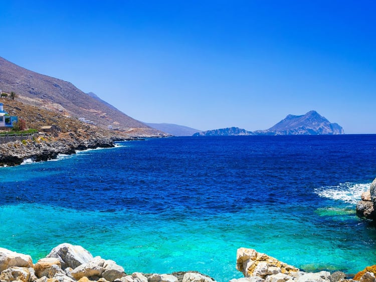 Amorgos, Griechenland &ndash; K&uuml;stenblick mit Windm&uuml;hle und t&uuml;rkisblauem Meer
