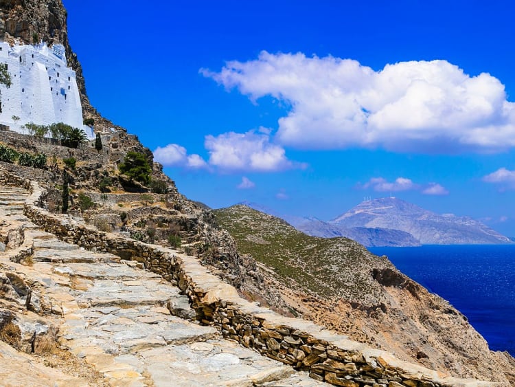 Amorgos, Griechenland &ndash; Strahlend wei&szlig;e H&auml;userfassaden mit blauen T&uuml;ren