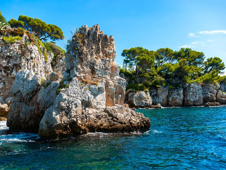 Antibes, Frankreich &ndash; Felsformationen mit Pinien am klaren Mittelmeer