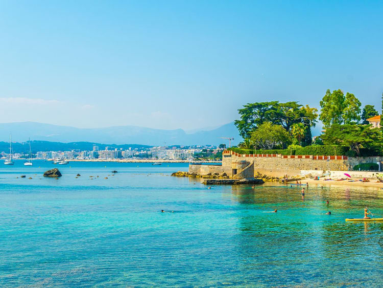 Antibes, Frankreich &ndash; Strand mit Blick auf Altstadt und Bucht
