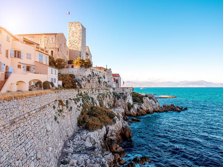 Antibes, Frankreich &ndash; Stadtmauer und Altstadt &uuml;ber felsiger K&uuml;ste am Meer