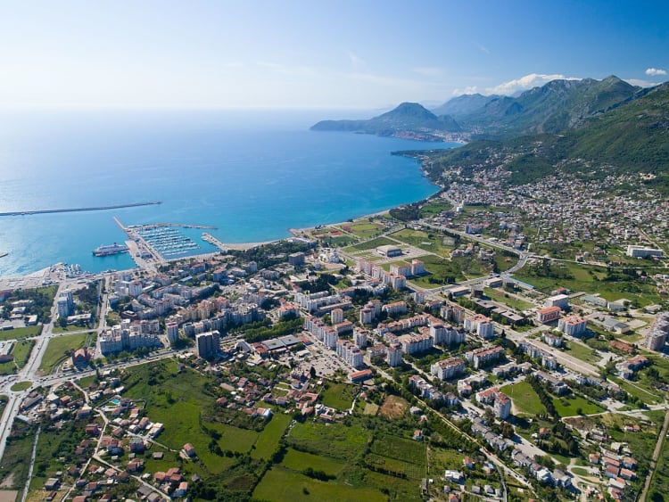 Bar, Montenegro &ndash; Luftaufnahme der K&uuml;stenstadt mit Hafen und Bergen