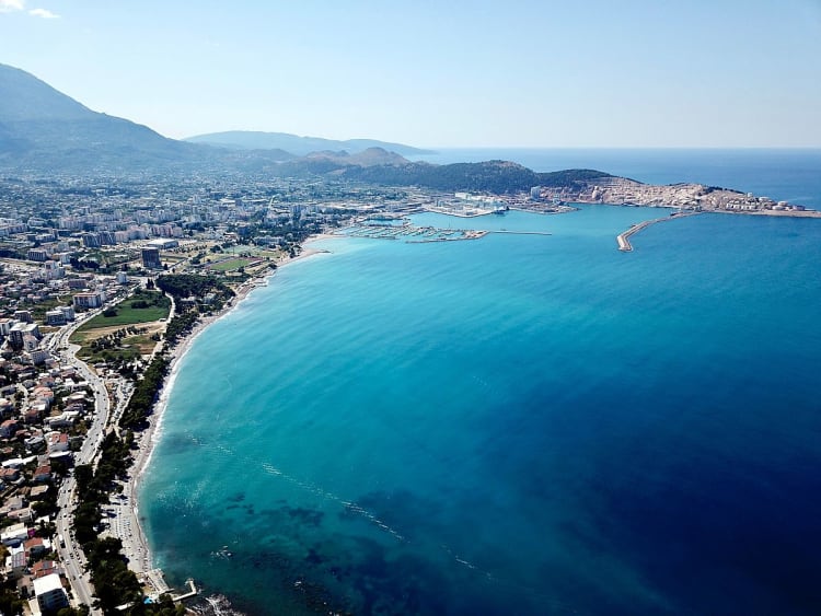 Bar, Montenegro &ndash; Panoramablick auf Stadt, K&uuml;ste und Hafenbecken