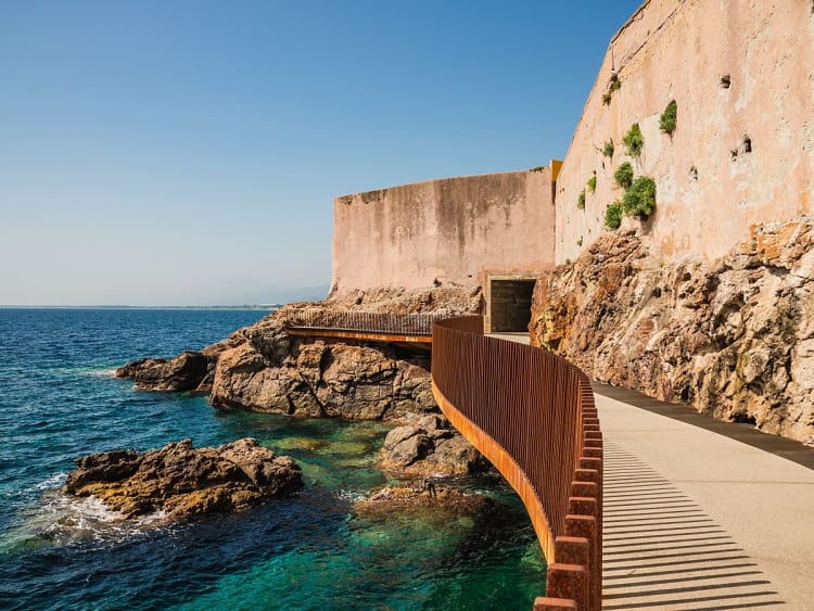 Bastia, Frankreich &ndash; Festungsmauer mit K&uuml;stenweg am tiefblauen Mittelmeer