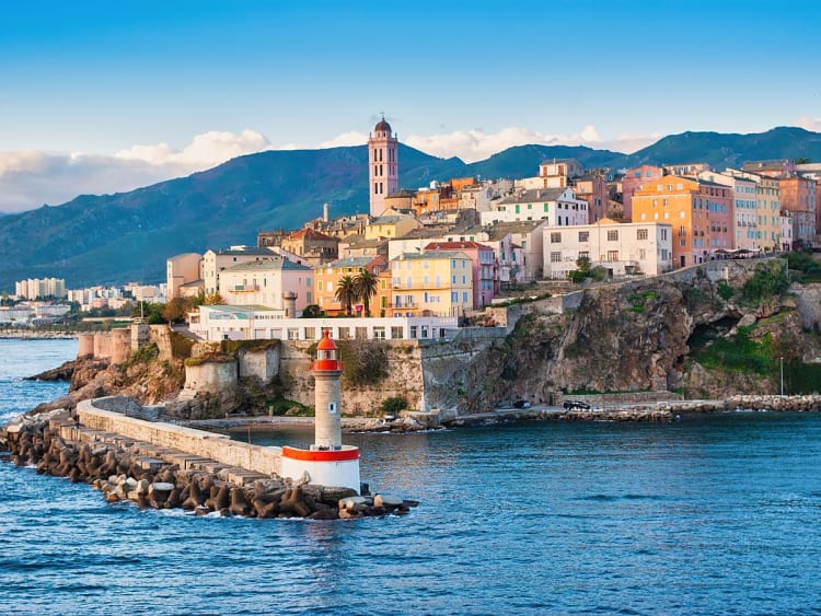 Bastia, Frankreich &ndash; Blick auf den Hafen mit Leuchtturm und Altstadtfassaden