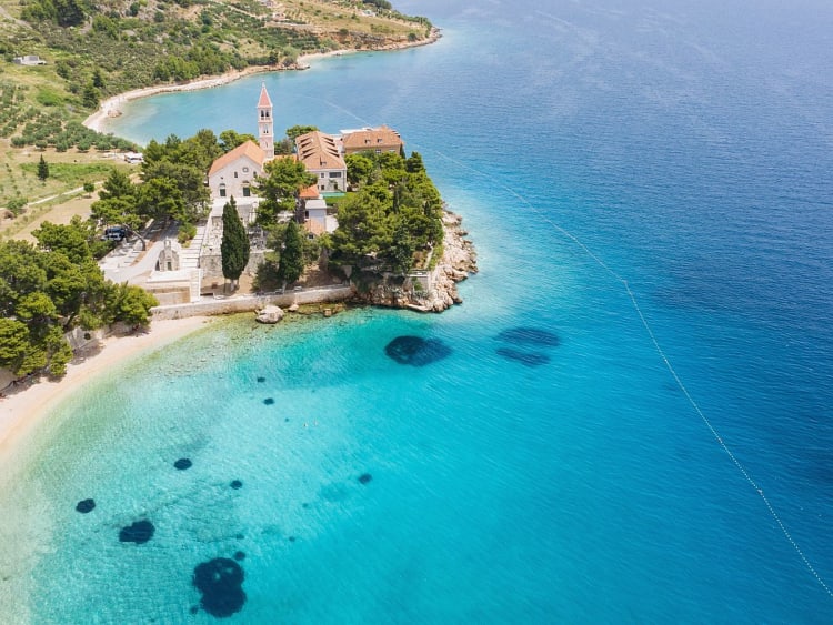 Bol, Kroatien &ndash; Kirche am Kap umgeben von t&uuml;rkisfarbenem Meer