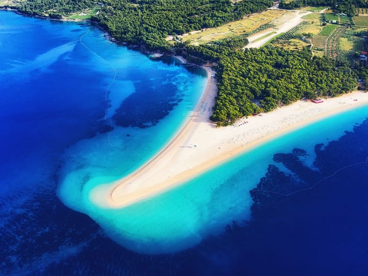 Bol, Kroatien &ndash; Zlatni Rat im Sonnenlicht mit leuchtend blauem Wasser