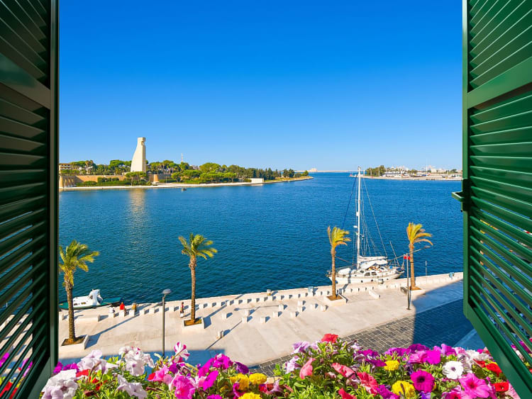 Brindisi, Italien &ndash; Aussicht auf den Hafen und das Monumento al Marinaio