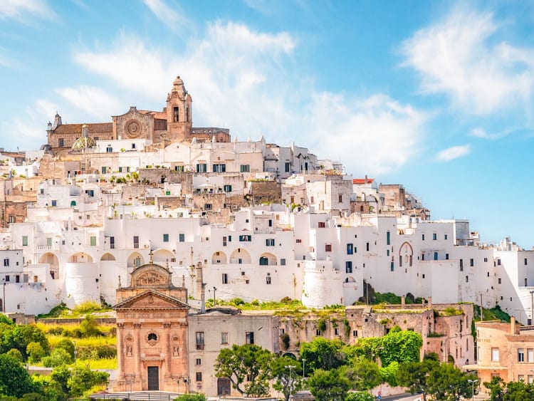 Brindisi, Italien &ndash; Wei&szlig;e H&auml;user der Altstadt erstrecken sich den H&uuml;gel hinauf