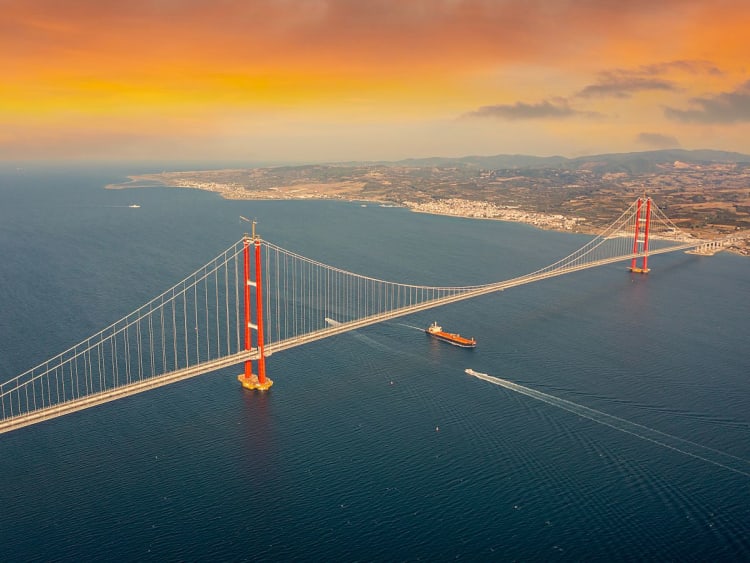 &Ccedil;anakkale, T&uuml;rkei &ndash; Aussicht auf die rote 1915-&Ccedil;anakkale-Br&uuml;cke bei Sonnenuntergang