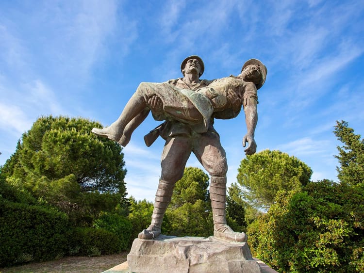 &Ccedil;anakkale, T&uuml;rkei &ndash; Bronze-Statue eines Soldaten tr&auml;gt Kameraden im Gallipoli-Park