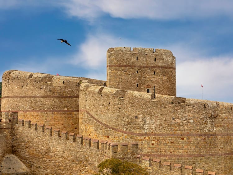 &Ccedil;anakkale, T&uuml;rkei &ndash; M&auml;chtige Mauern der historischen Kilitbahir-Festung am Meer