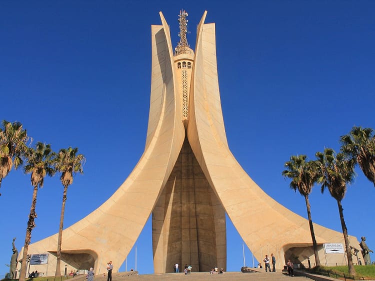 Algier, Algerien &ndash; Monument der M&auml;rtyrer als Wahrzeichen mit Palmen im Vordergrund