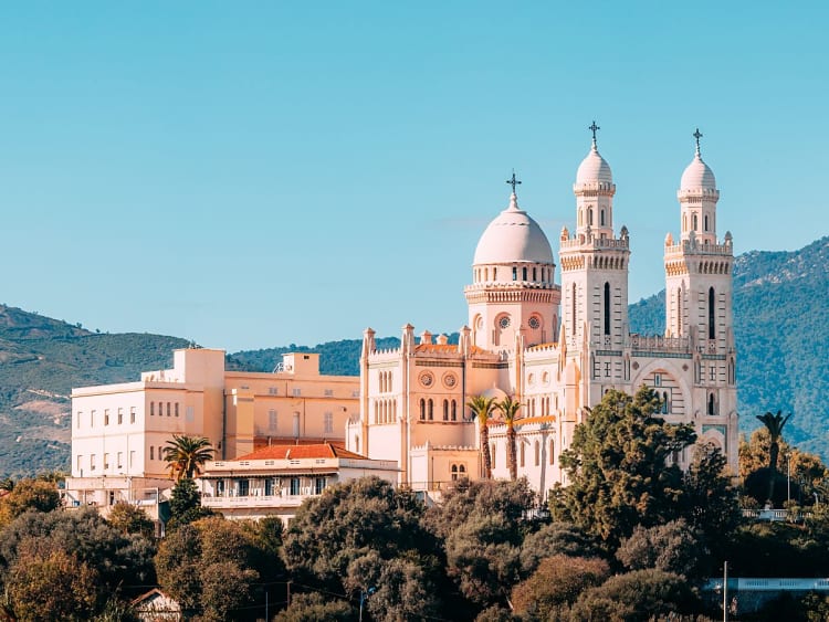 Annaba, Algerien &ndash; Gro&szlig;e Basilika mit markanten T&uuml;rmen vor gr&uuml;nen H&uuml;geln