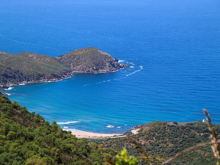 Annaba, Algerien &ndash; Blick auf t&uuml;rkisfarbene Bucht mit bewaldeten H&uuml;geln
