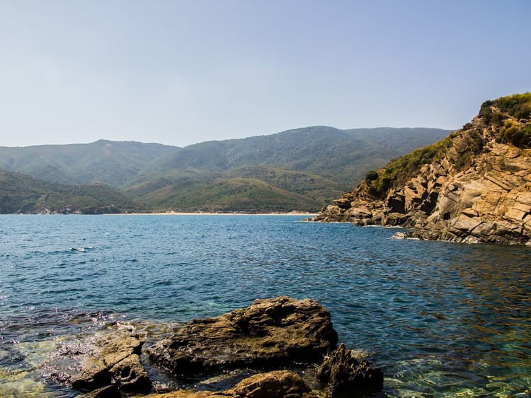 Annaba, Algerien &ndash; Felsk&uuml;ste mit Blick auf das blaue Mittelmeer