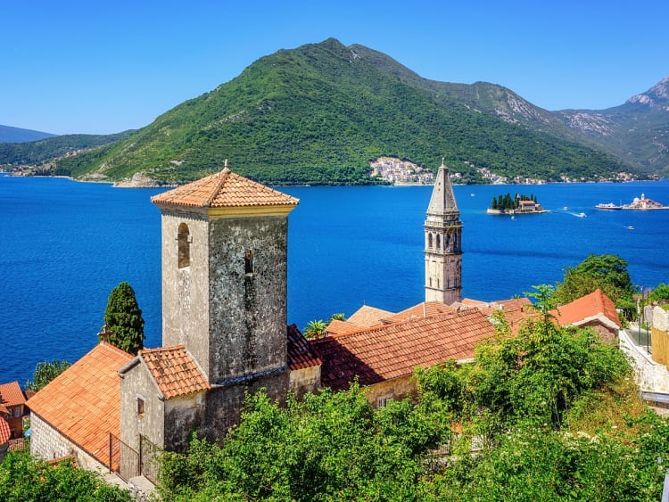Bucht von Kotor, Montenegro - Historische Kirchen und D&auml;cher mit Blick auf die Bucht von Kotor