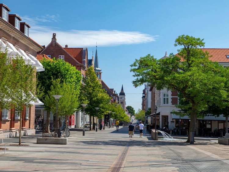 Fredericia, D&auml;nemark &ndash; Lebendige Einkaufsstra&szlig;e mit roten Backsteinh&auml;usern