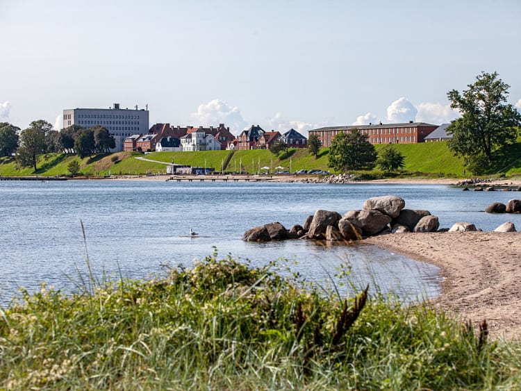 Fredericia, D&auml;nemark &ndash; Blick auf Stadtgeb&auml;ude vom ruhigen Ostseestrand