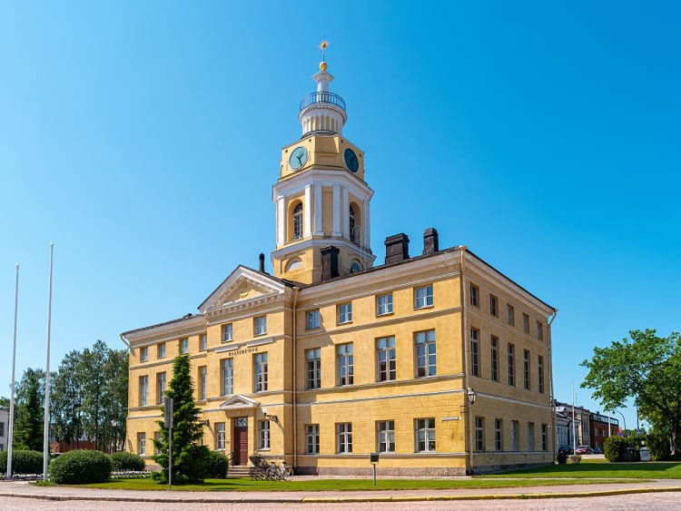 Hamina, Finnland - Historisches Rathaus in warmen Gelbt&ouml;nen unter blauem Himmel