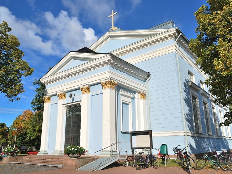 Hamina, Finnland - Hellblaue Kirche mit wei&szlig;en S&auml;ulen und goldenen Kapitellen