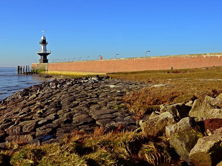 Brunsb&uuml;ttel, Deutschland - Schwarz-wei&szlig;er Leuchtturm Kugelbake an der K&uuml;ste