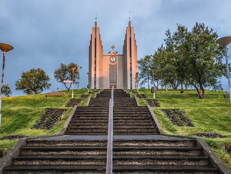 Akureyri, Island - Treppenaufgang zur Akureyrarkirche mit markanten T&uuml;rmen