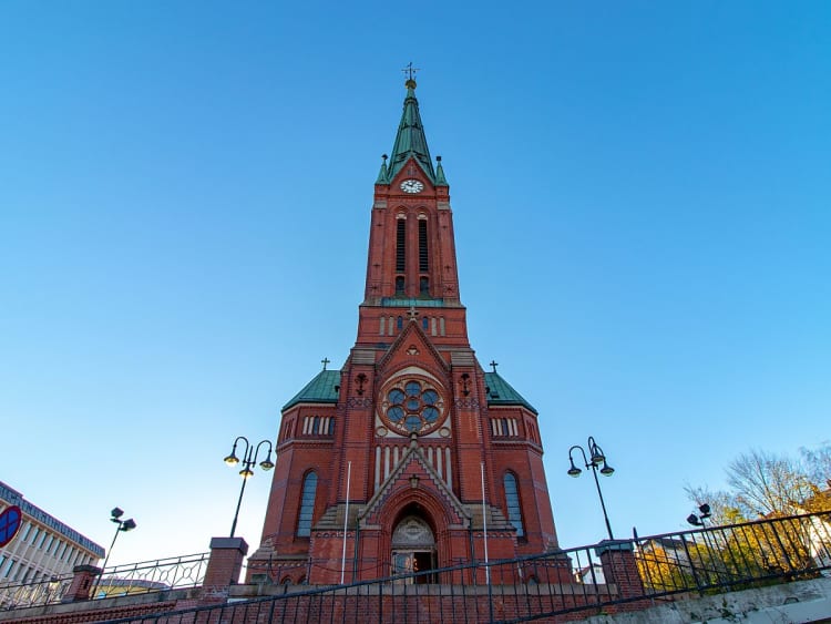 Arendal, Norwegen - Rote Backsteinkirche mit hohem gr&uuml;nen Kirchturm