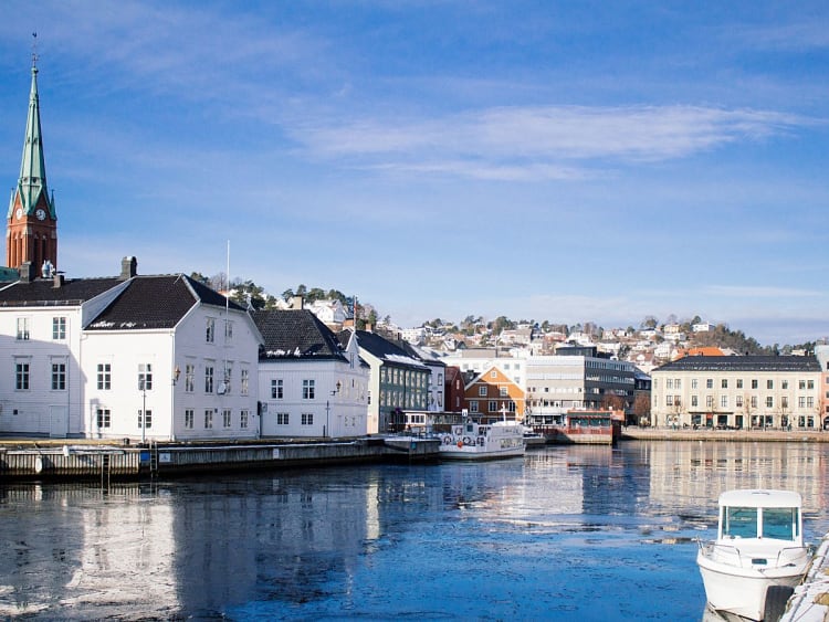 Arendal, Norwegen - Hafenansicht mit wei&szlig;en Holzh&auml;usern und Kirchturm