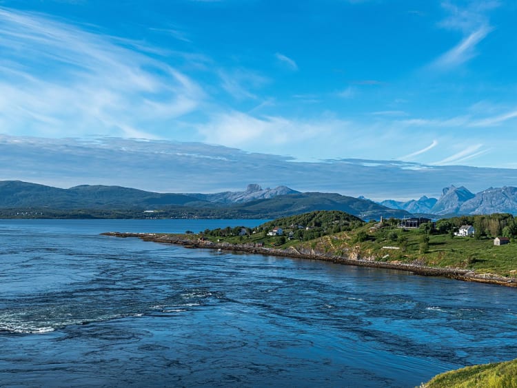 Bod&oslash;, Norwegen &ndash; Str&ouml;mungen im Meer bei gr&uuml;ner K&uuml;ste und Bergen