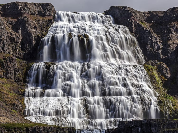 Dynjandi, Island - M&auml;chtiger Kaskadenfall st&uuml;rzt die Felswand hinab